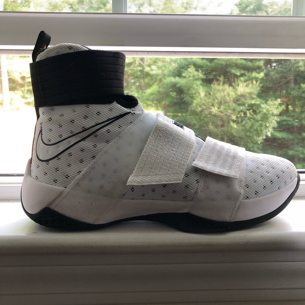 Lebron soldiers tens